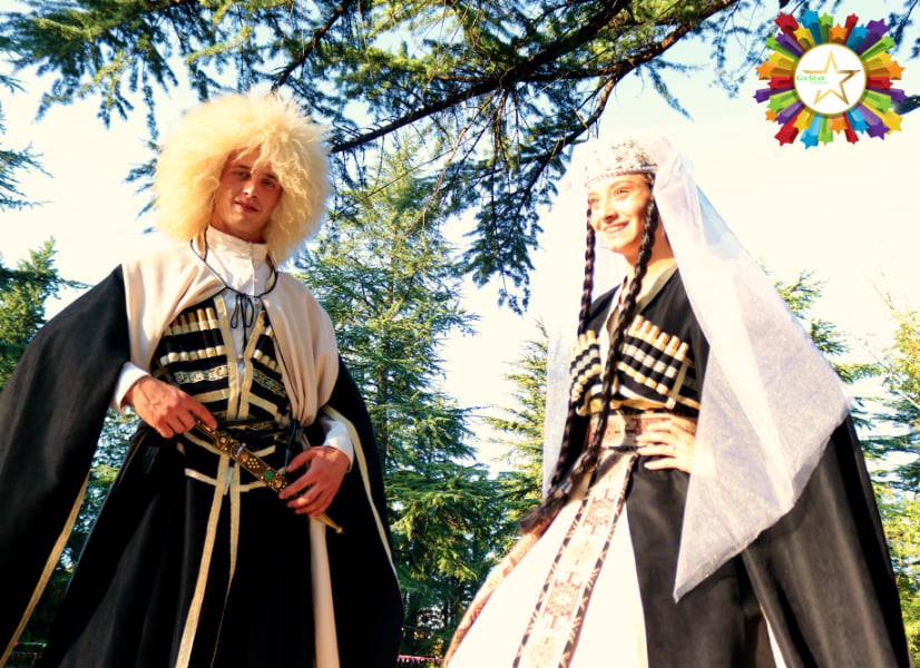 ტრადიციულ კოსტუმებში ოჩოფეხებზე მოსიარულე მსახიობები